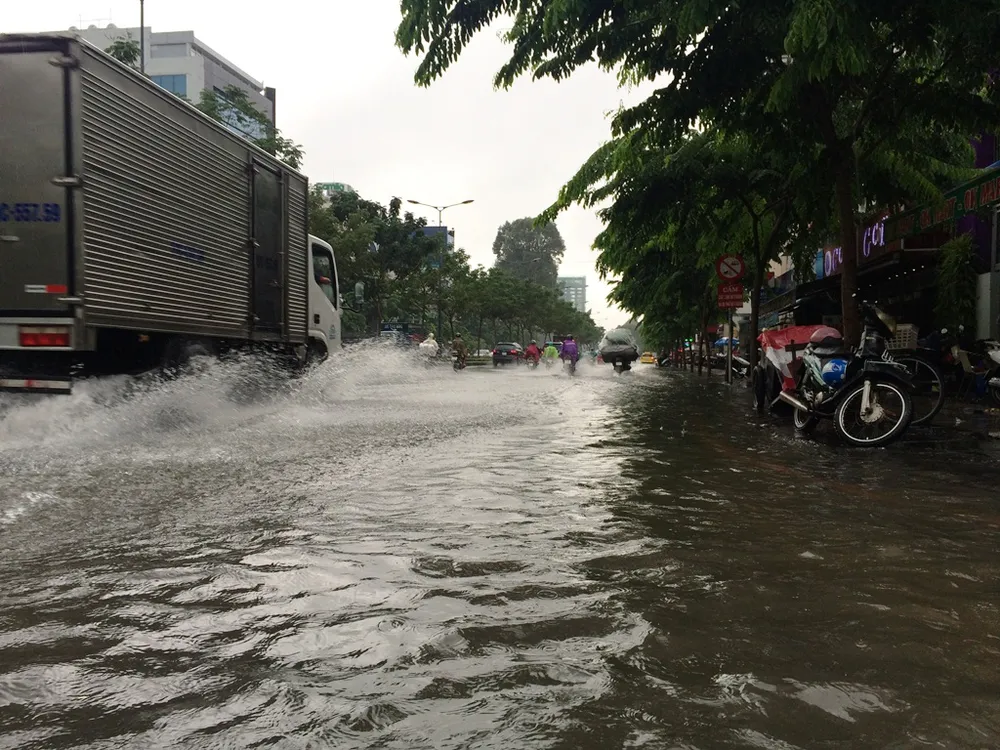 Cửa ngõ Tân Sơn Nhất lại ngập sau cơn mưa ảnh 1